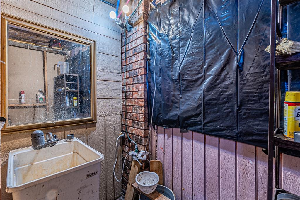 10315 Red Elm Road Dallas, TX 75243 - Photo 30 of 34 a bathroom with a sink and a mirror