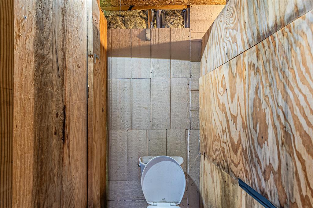 10315 Red Elm Road Dallas, TX 75243 - Photo 31 of 34 a bathroom with a sink and a mirror