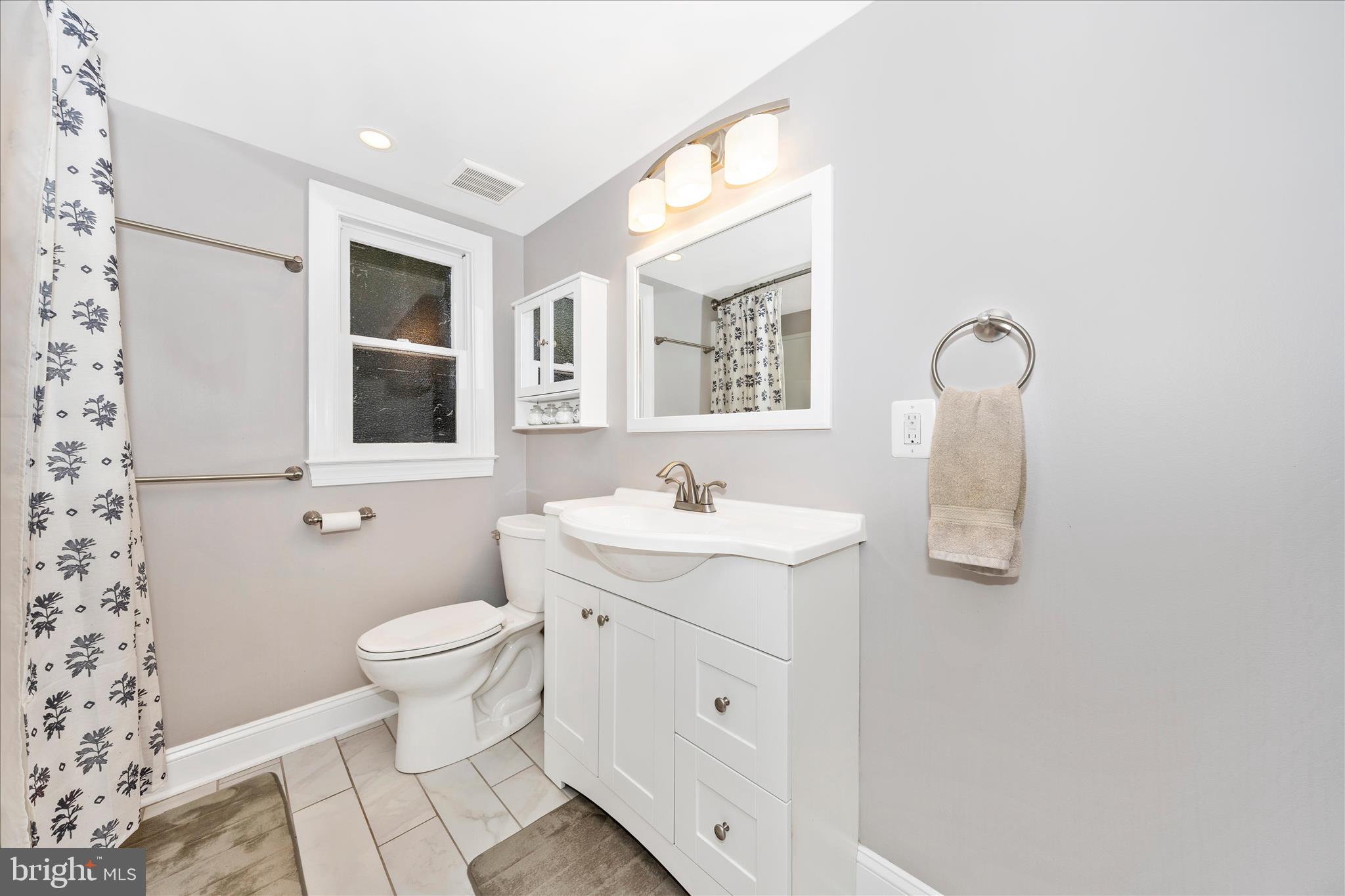 9401 Baltimore Road Frederick, MD 21704 - Photo 22 of 48 Primary & Hall Bathroom