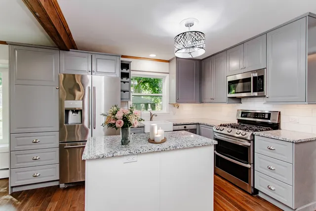 $335,000 | 25076 West Edgar Avenue, Antioch, IL 60002