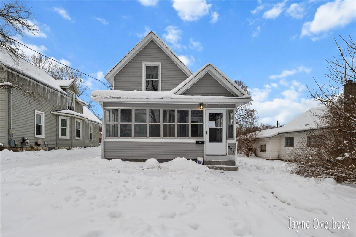 807 Pearl Street Belding, MI 48809 - Photo 3 of 23 42-DSC_9150