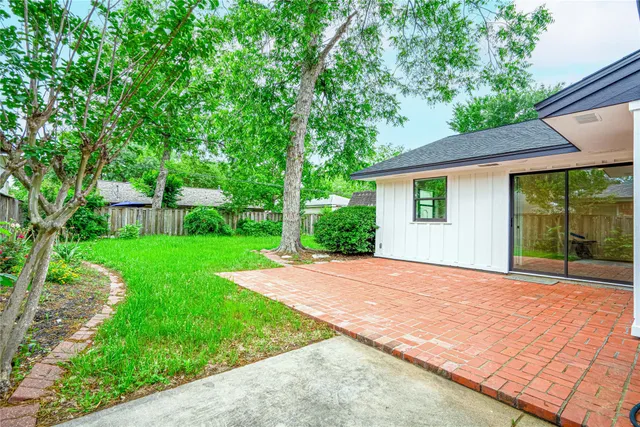 a view of a house with backyard and a garden