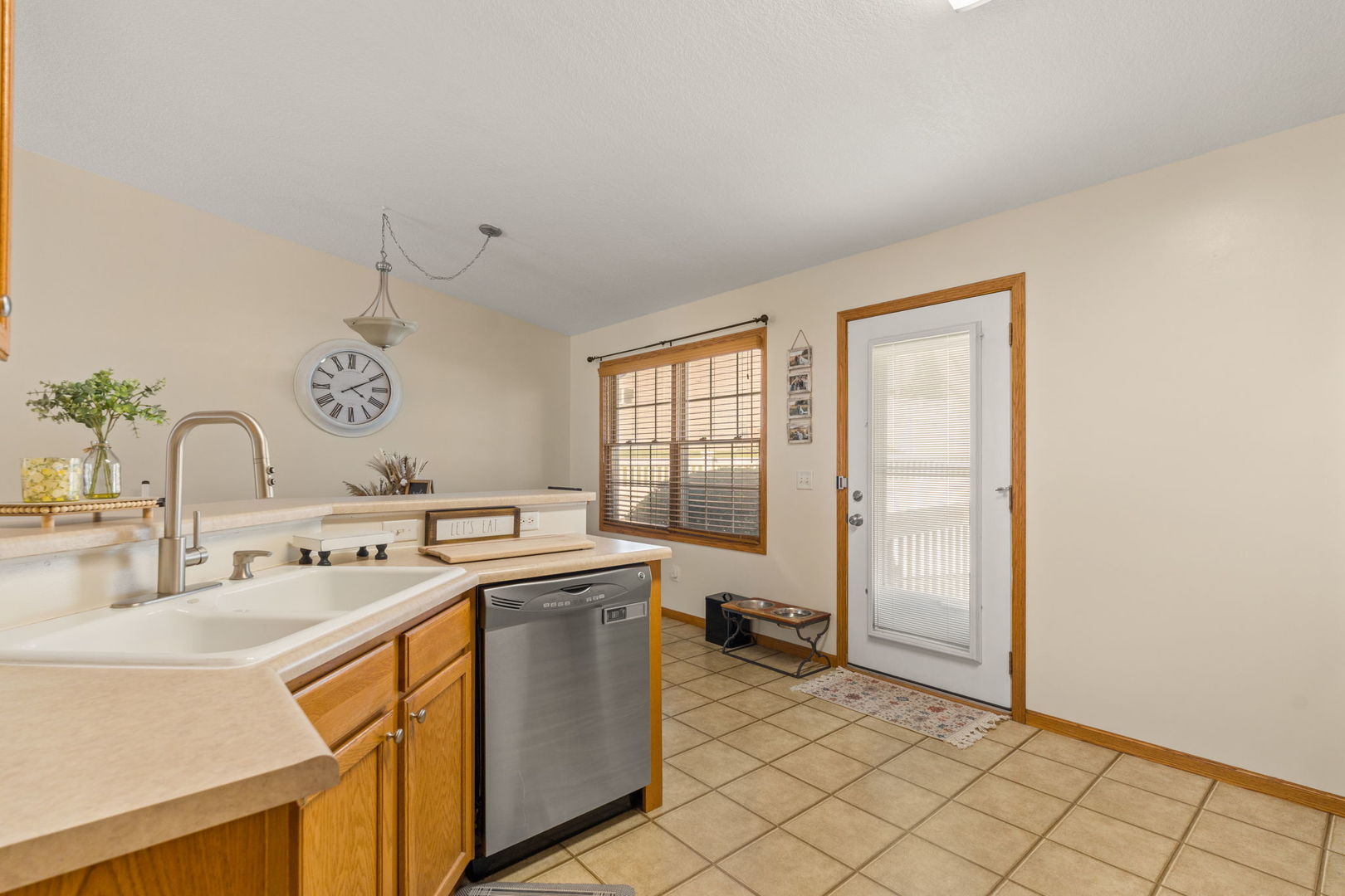 5343 Hillandale Road Davenport, IA 52806 - Photo 11 of 36