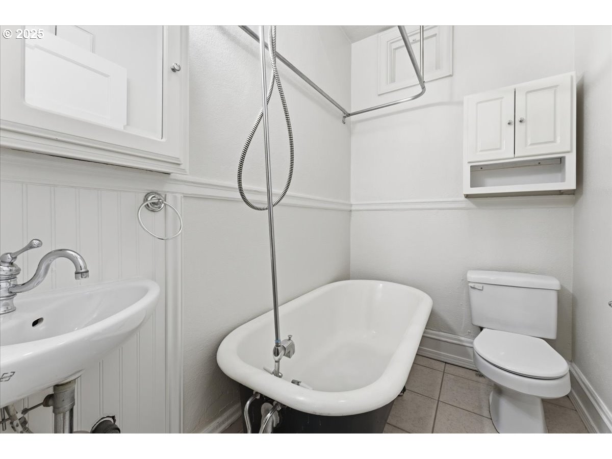 2109 Northwest Irving Street, Unit 211 Portland, OR 97210 - Photo 11 of 22