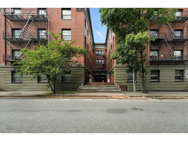 $170,000 | 2109 Northwest Irving Street, Unit 211, Portland, OR 97210