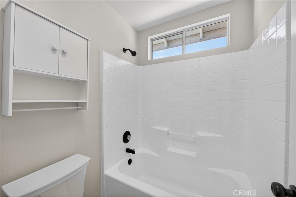 44797 Corte Sanchez Temecula, CA 92592 - Photo 25 of 58 a bathroom with a bathtub and a toilet