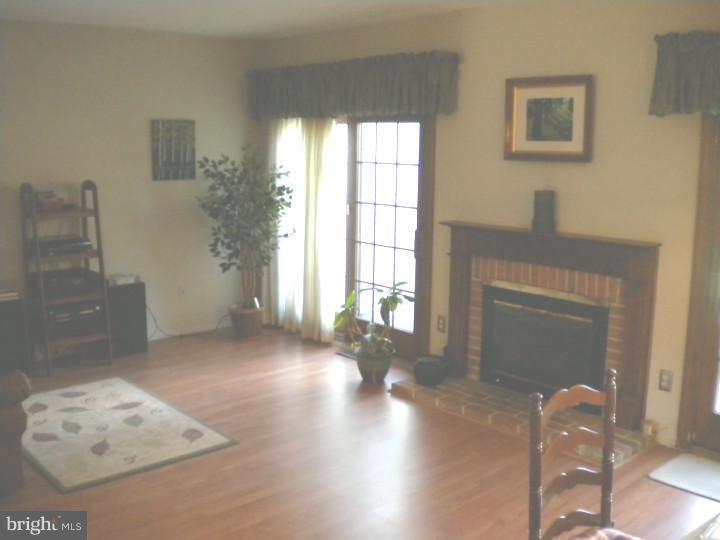 109 Farnwood Road Mount Laurel, NJ 08054 - Photo 9 of 22 Living Room