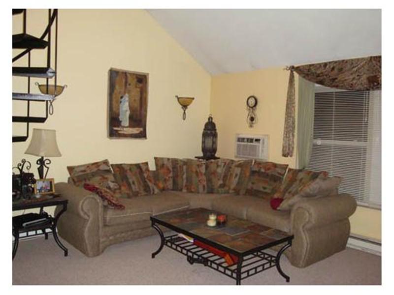 565 Smithfield Road, Unit C3 North Providence, RI 02904 - Photo 3 of 4 Living Room.