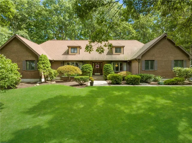 $1,145,000 | 10 Oak Hill Drive, Lincoln, RI 02865