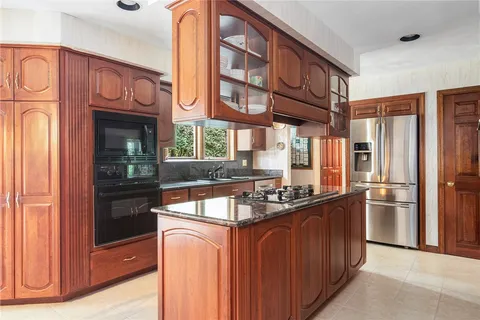 $1,145,000 | 10 Oak Hill Drive, Lincoln, RI 02865