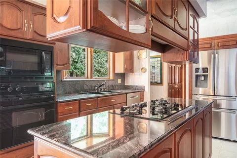 $1,145,000 | 10 Oak Hill Drive, Lincoln, RI 02865