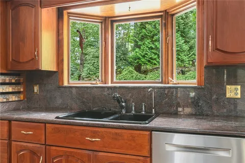 $1,145,000 | 10 Oak Hill Drive, Lincoln, RI 02865