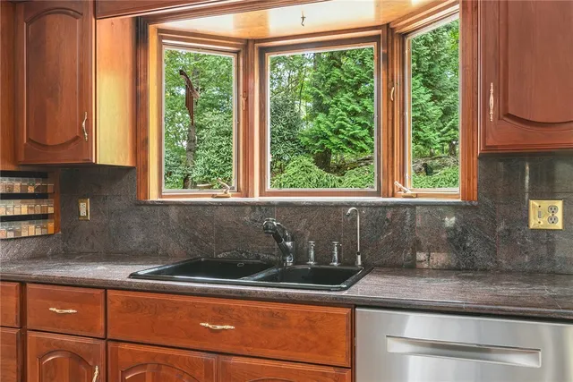 $1,145,000 | 10 Oak Hill Drive, Lincoln, RI 02865