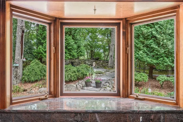 $1,145,000 | 10 Oak Hill Drive, Lincoln, RI 02865