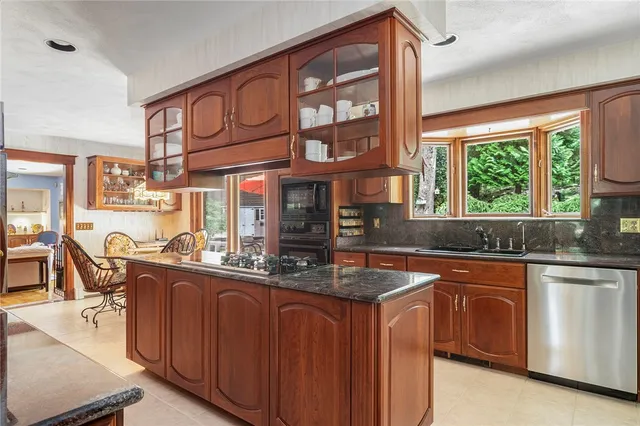 $1,145,000 | 10 Oak Hill Drive, Lincoln, RI 02865