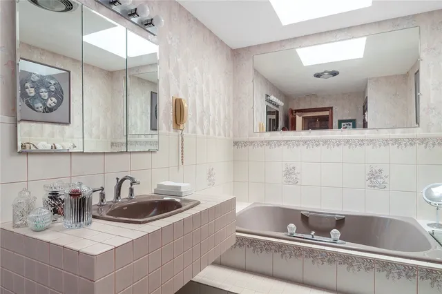 $1,145,000 | 10 Oak Hill Drive, Lincoln, RI 02865