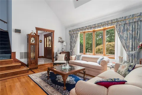 $1,145,000 | 10 Oak Hill Drive, Lincoln, RI 02865
