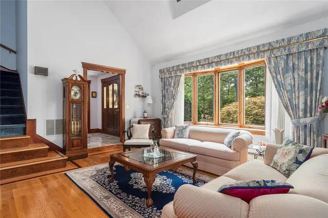 $1,145,000 | 10 Oak Hill Drive, Lincoln, RI 02865
