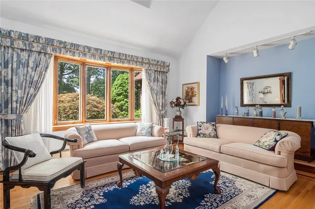 $1,145,000 | 10 Oak Hill Drive, Lincoln, RI 02865