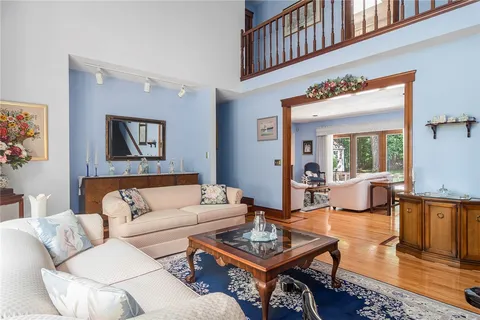 $1,145,000 | 10 Oak Hill Drive, Lincoln, RI 02865