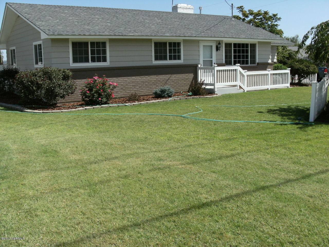 1628 Saul Road Sunnyside, WA 98944 - Photo 1 of 10 a front view of a house with garden