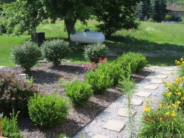 5818 Fisher Road Howell, MI 48855 - Photo 14 of 19 Beautiful Landscaping