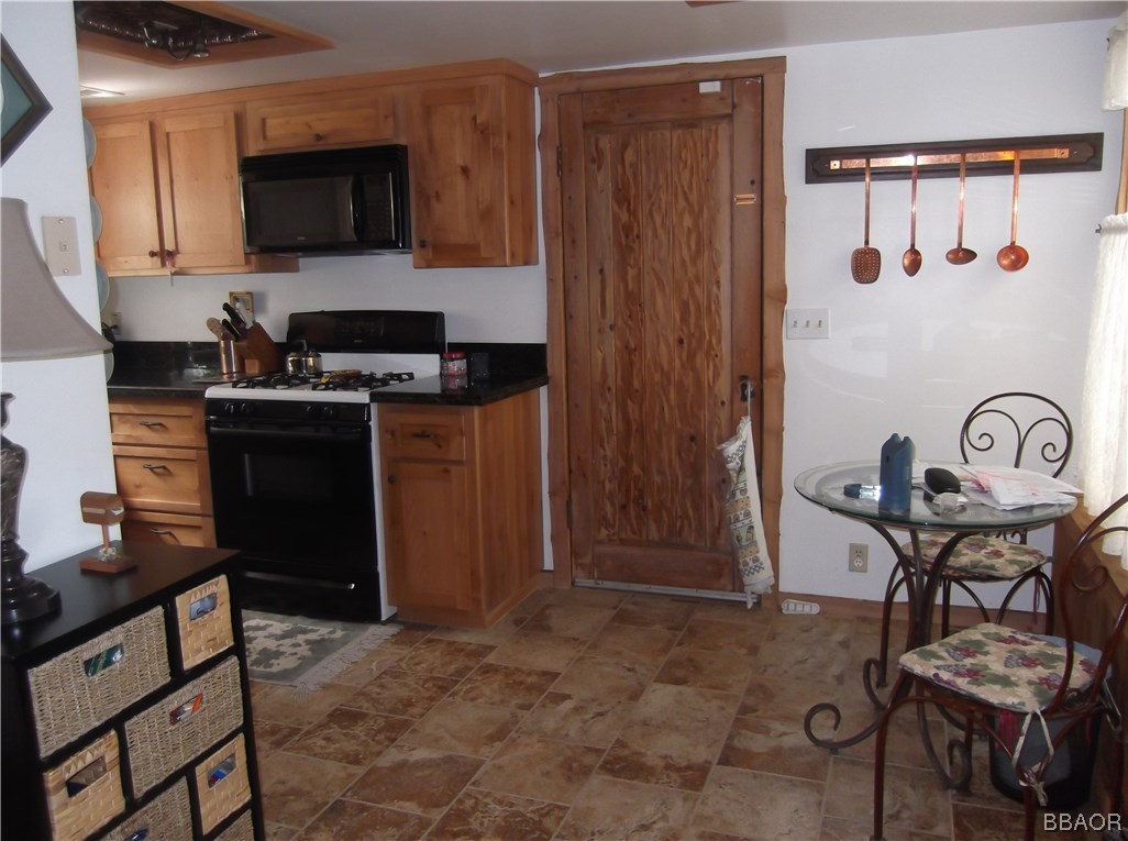646 Riverside Avenue Sugarloaf, CA 92386 - Photo 3 of 29 Gallery Image 3