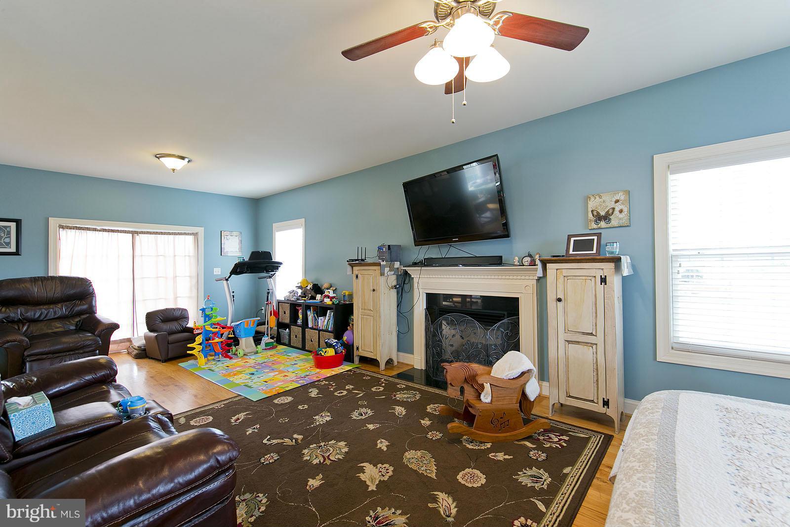 1630 Whitacre Road Gore, VA 22637 - Photo 5 of 28 Living Room