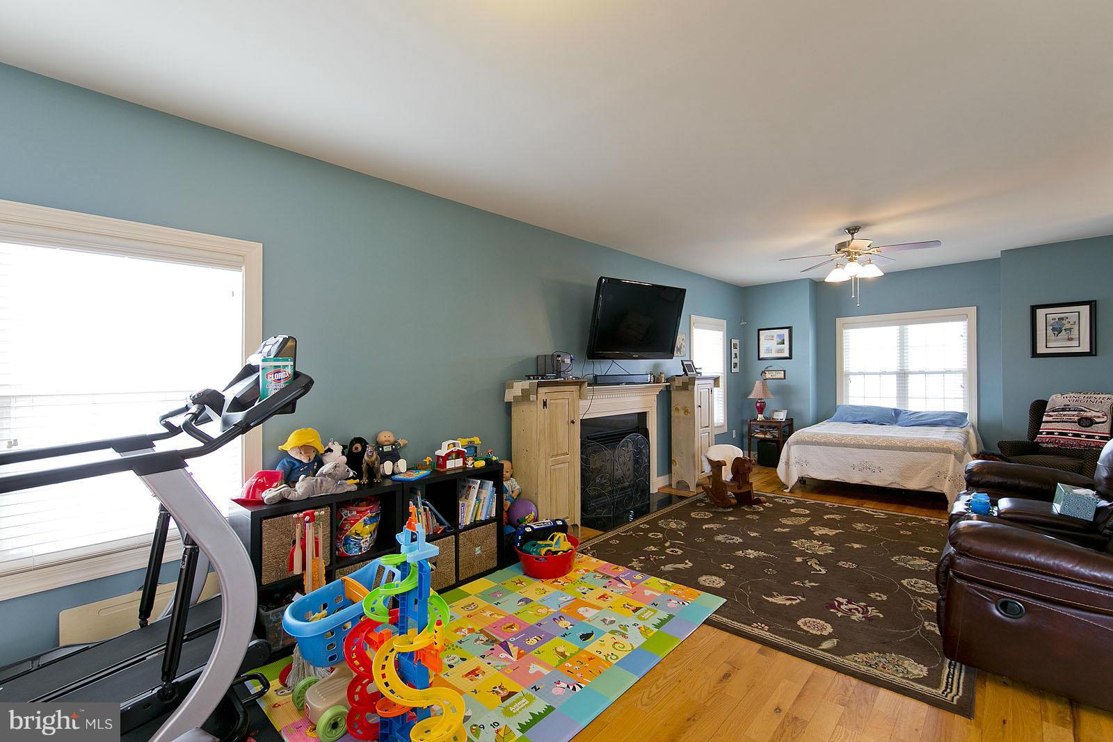 1630 Whitacre Road Gore, VA 22637 - Photo 6 of 28 Living Room