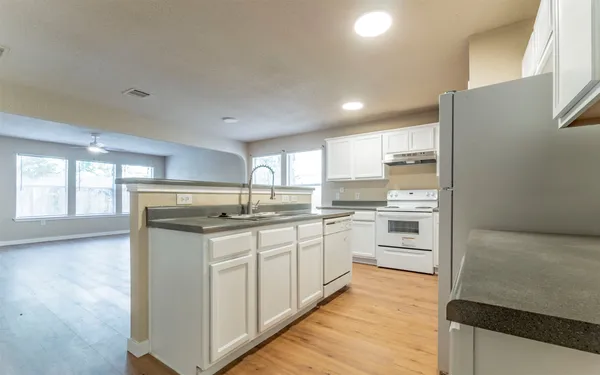 $2,400 | 7106 Thannas Way, Austin, TX 78744