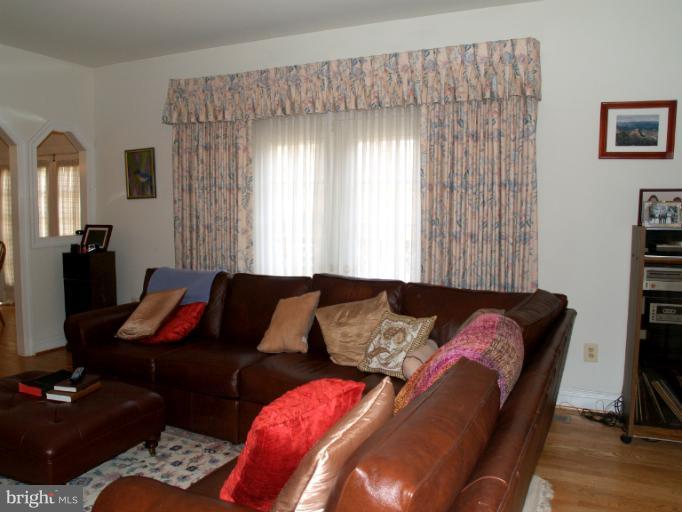 14907 Peach Orchard Road Silver Spring, MD 20905 - Photo 16 of 27 Living Room