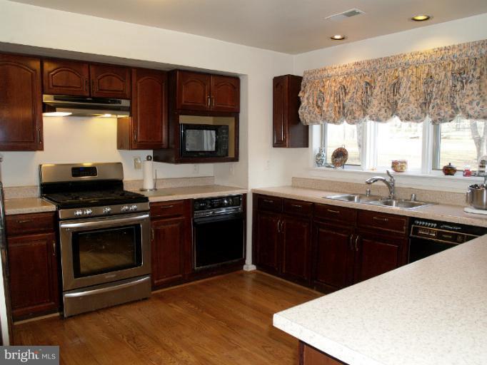 14907 Peach Orchard Road Silver Spring, MD 20905 - Photo 8 of 27 Kitchen