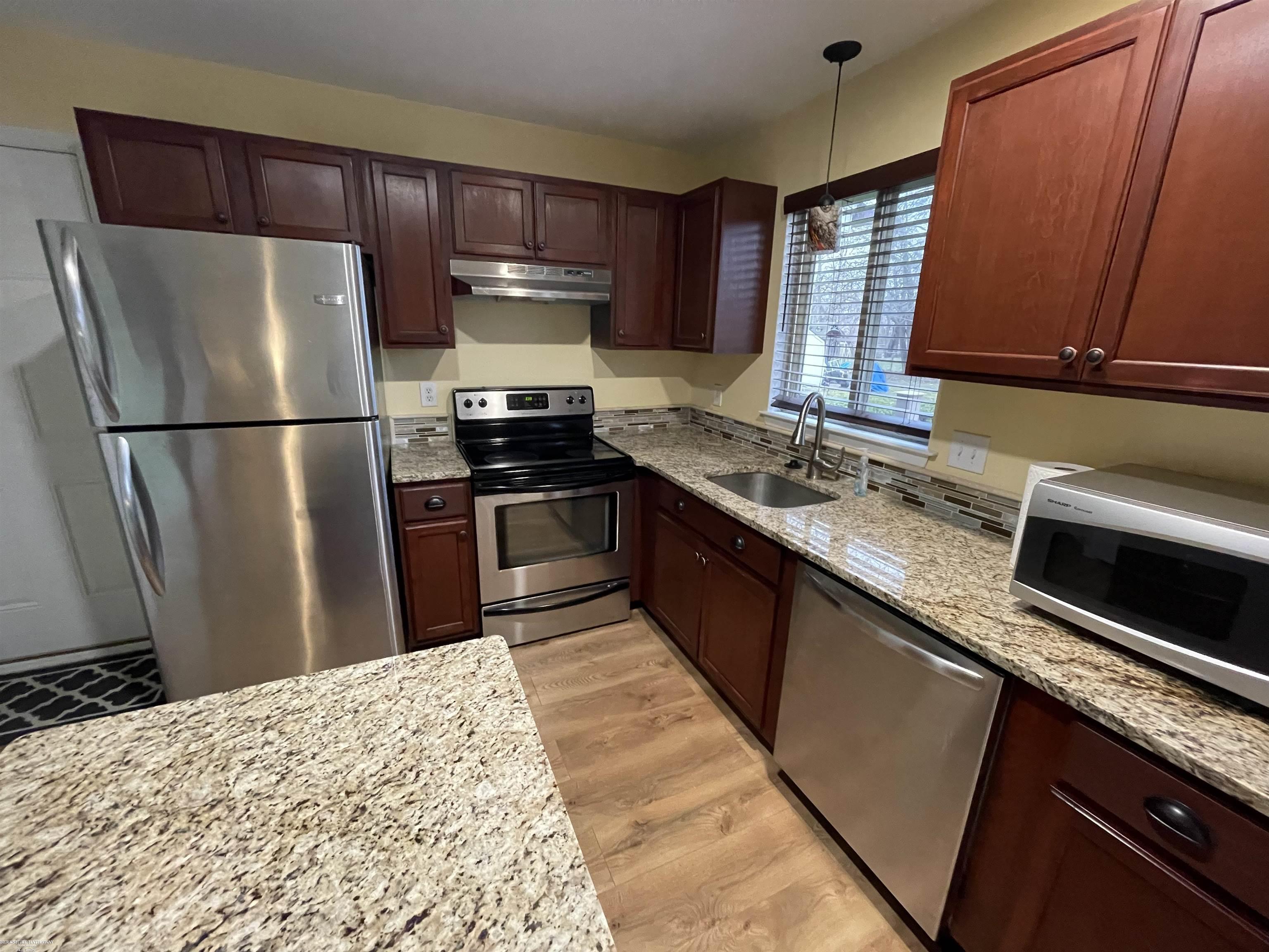 243 Clinton Street Romeo, MI 48065 - Photo 8 of 24 50098428-7.JPG