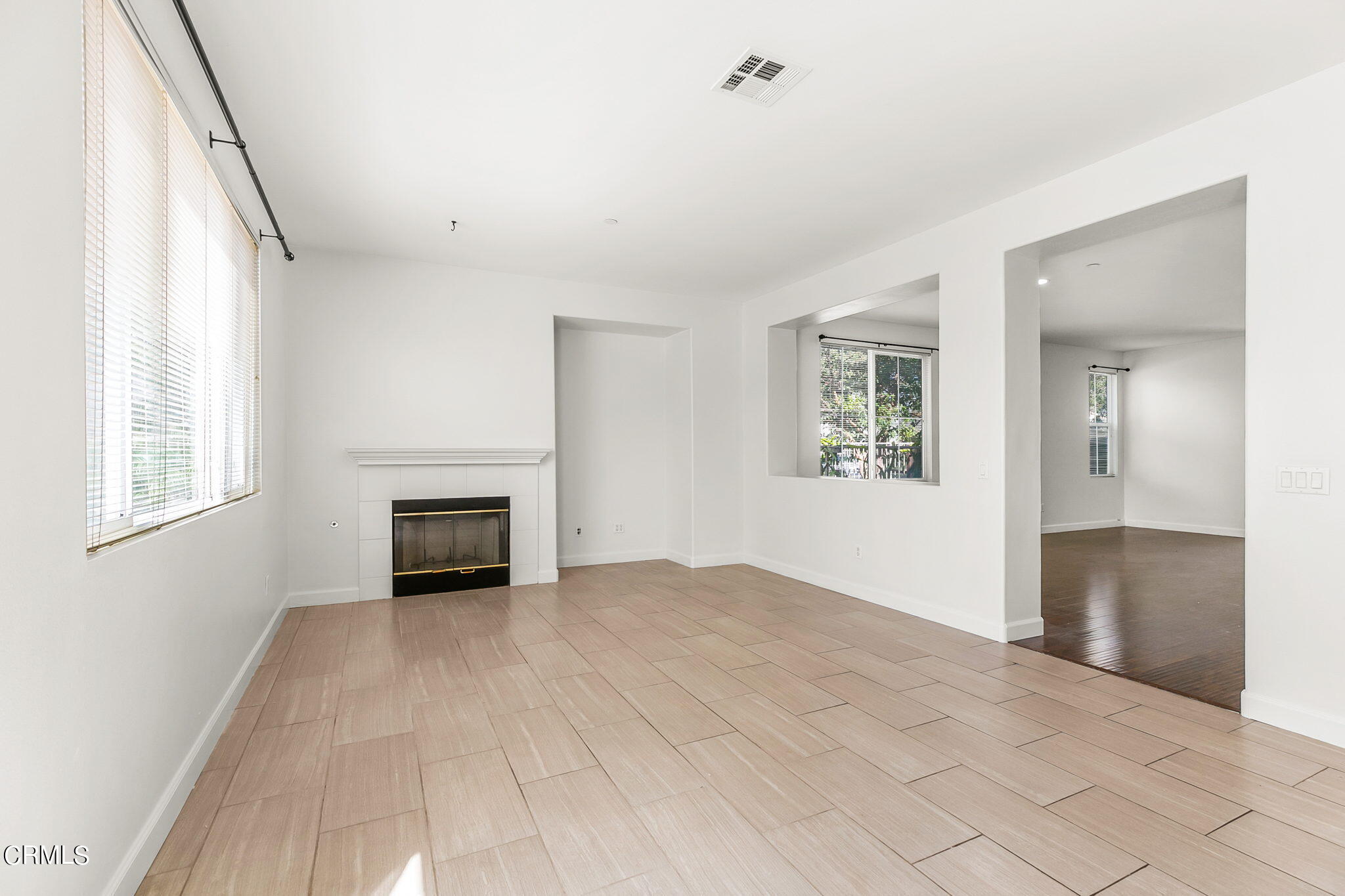 957 Entrada Drive Oxnard, CA 93030 - Photo 11 of 36 957 Entrada family & dining room1