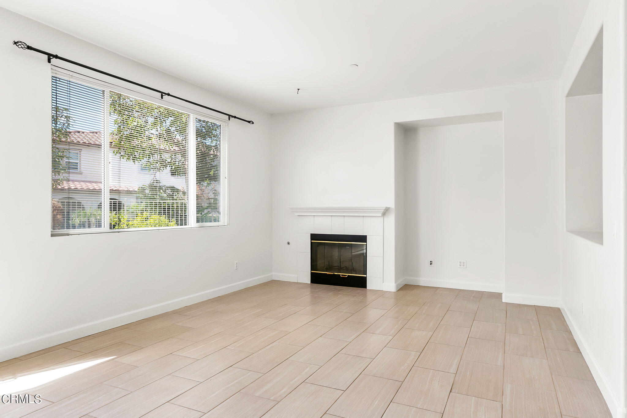 957 Entrada Drive Oxnard, CA 93030 - Photo 12 of 36 957 Entrada family & dining room2