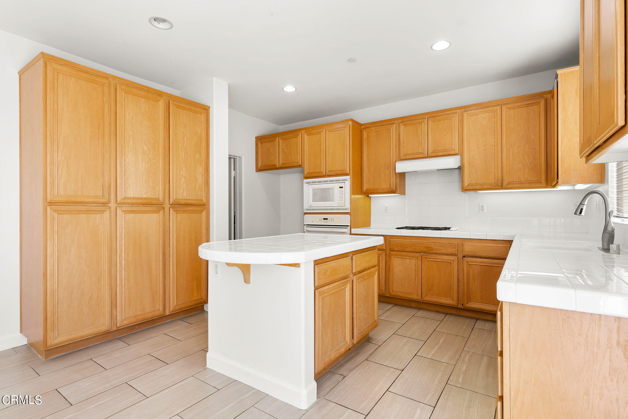 957 Entrada Drive Oxnard, CA 93030 - Photo 15 of 36 957 Entrada kitchen2