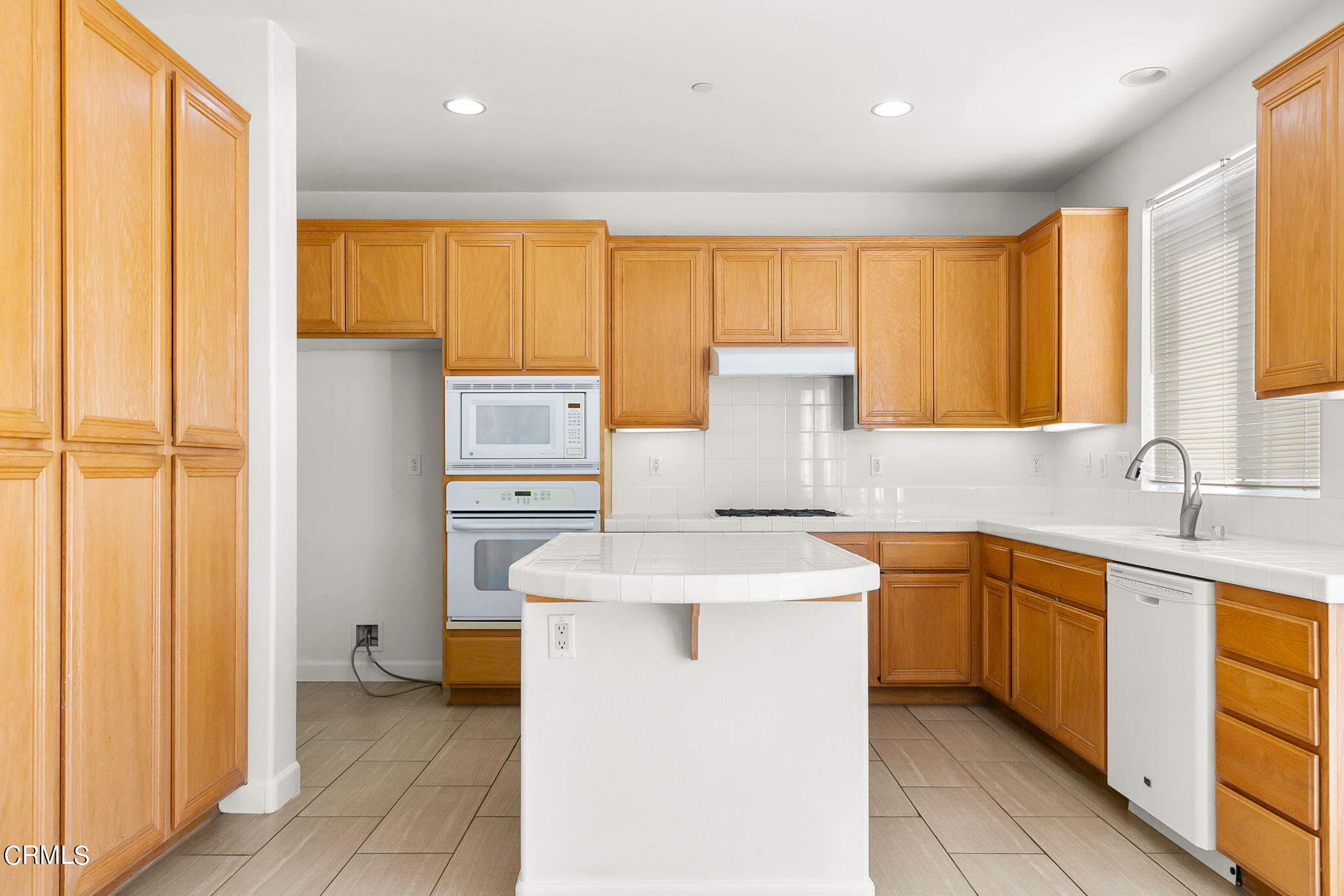957 Entrada Drive Oxnard, CA 93030 - Photo 16 of 36 957 Entrada kitchen1