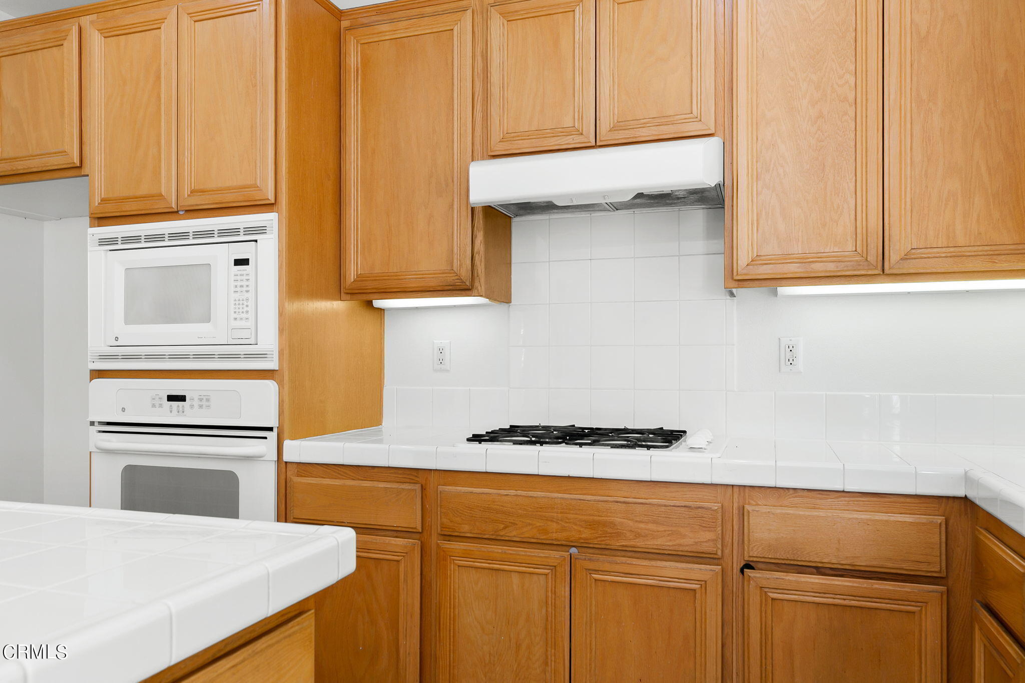 957 Entrada Drive Oxnard, CA 93030 - Photo 17 of 36 957 Entrada kitchen4