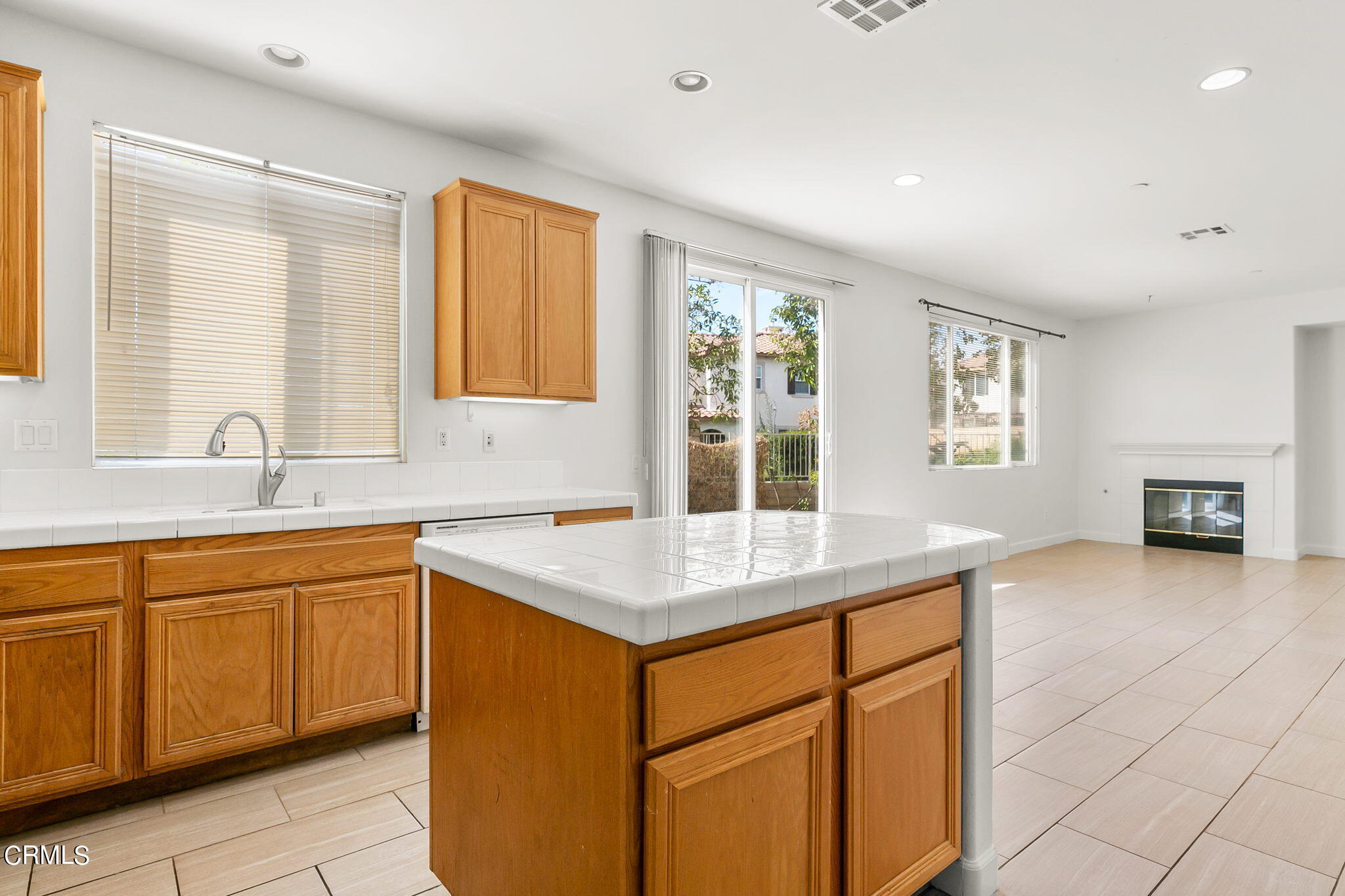 957 Entrada Drive Oxnard, CA 93030 - Photo 18 of 36 957 Entrada kitchen3