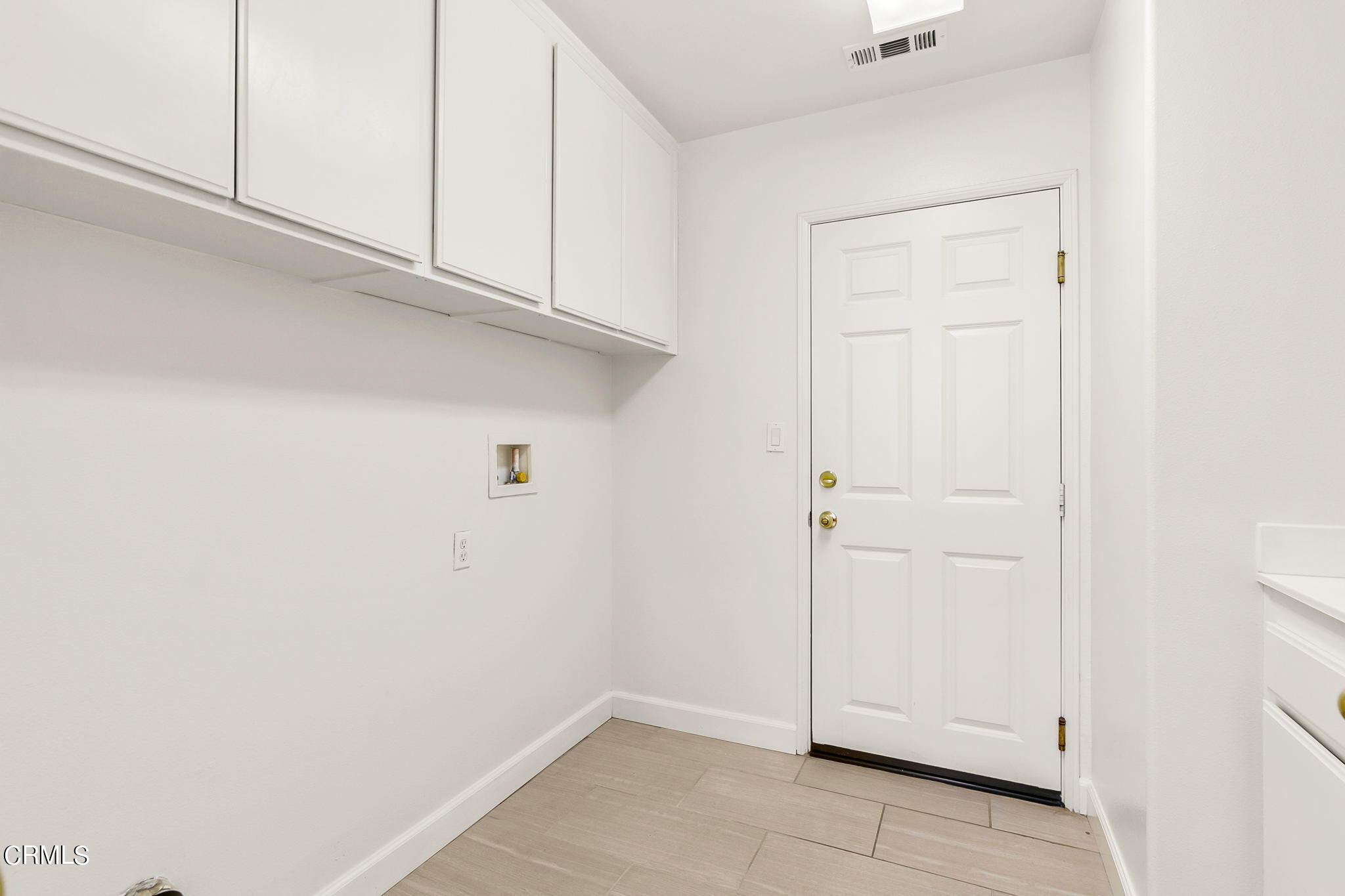 957 Entrada Drive Oxnard, CA 93030 - Photo 19 of 36 957 Entrada laundry room