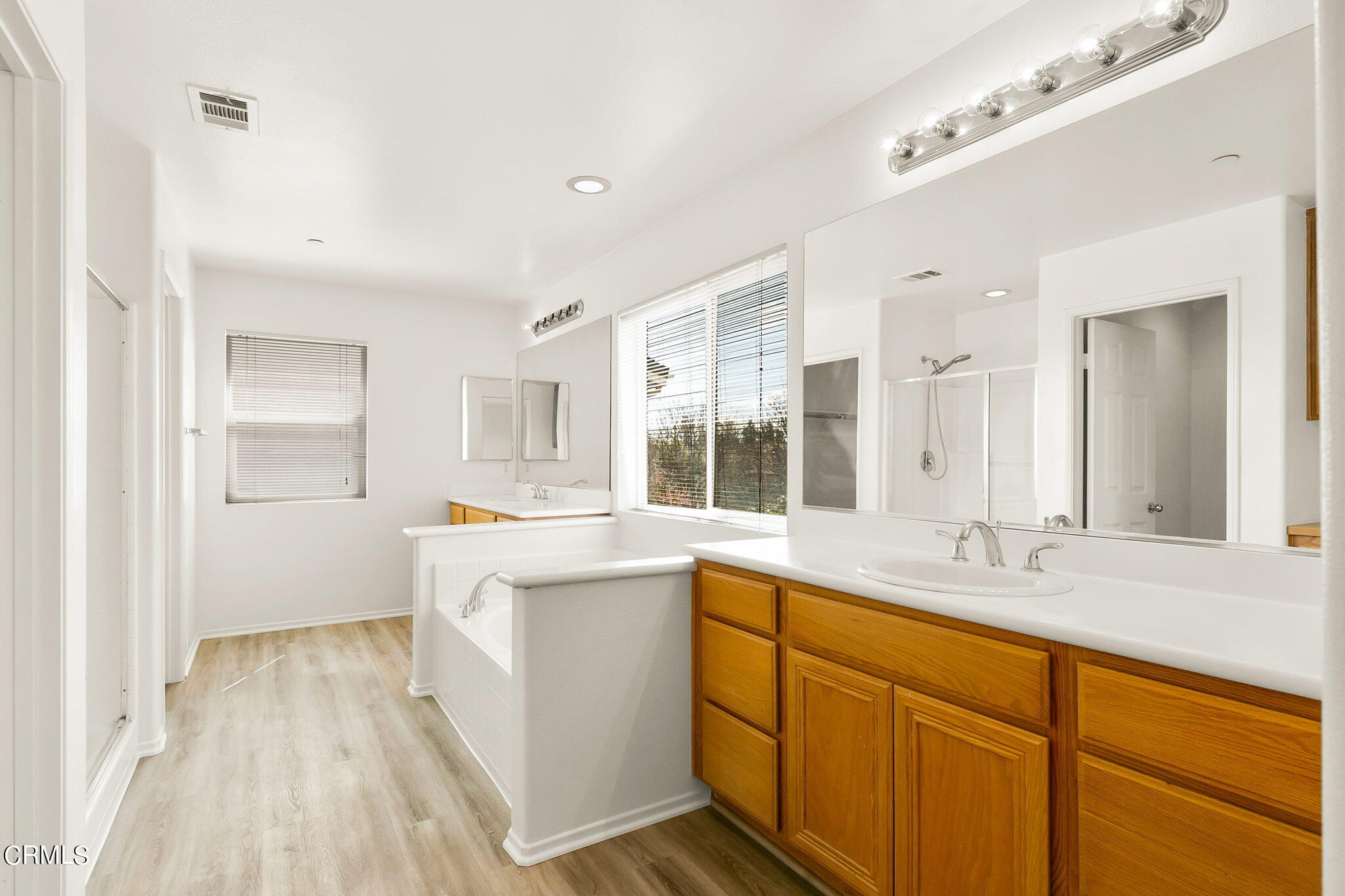 957 Entrada Drive Oxnard, CA 93030 - Photo 25 of 36 957 Entrada primary bathroom