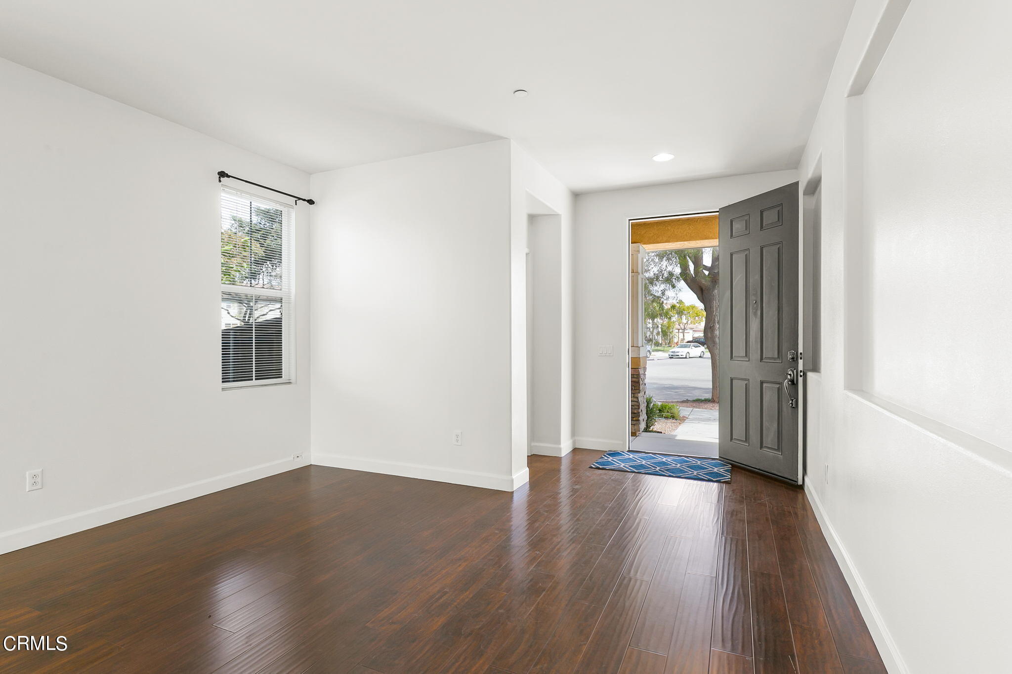 957 Entrada Drive Oxnard, CA 93030 - Photo 6 of 36 957 Entrada entry & living room