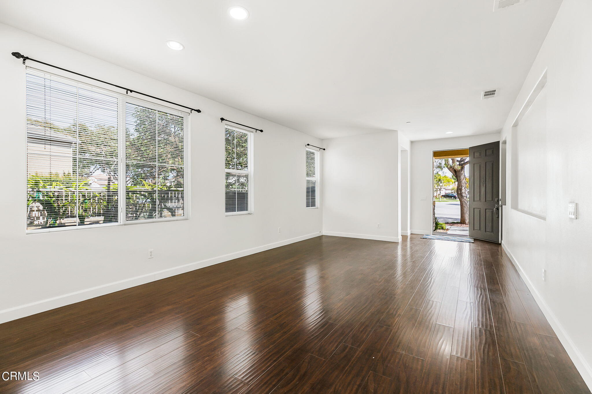 957 Entrada Drive Oxnard, CA 93030 - Photo 8 of 36 957 Entrada living room2