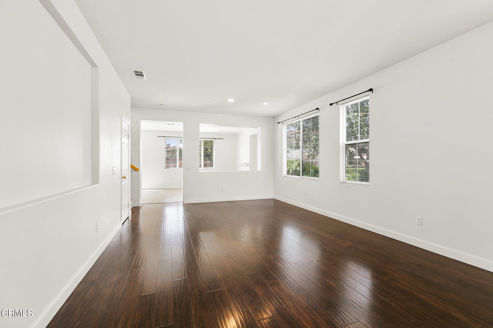 957 Entrada Drive Oxnard, CA 93030 - Photo 9 of 36 957 Entrada living room1