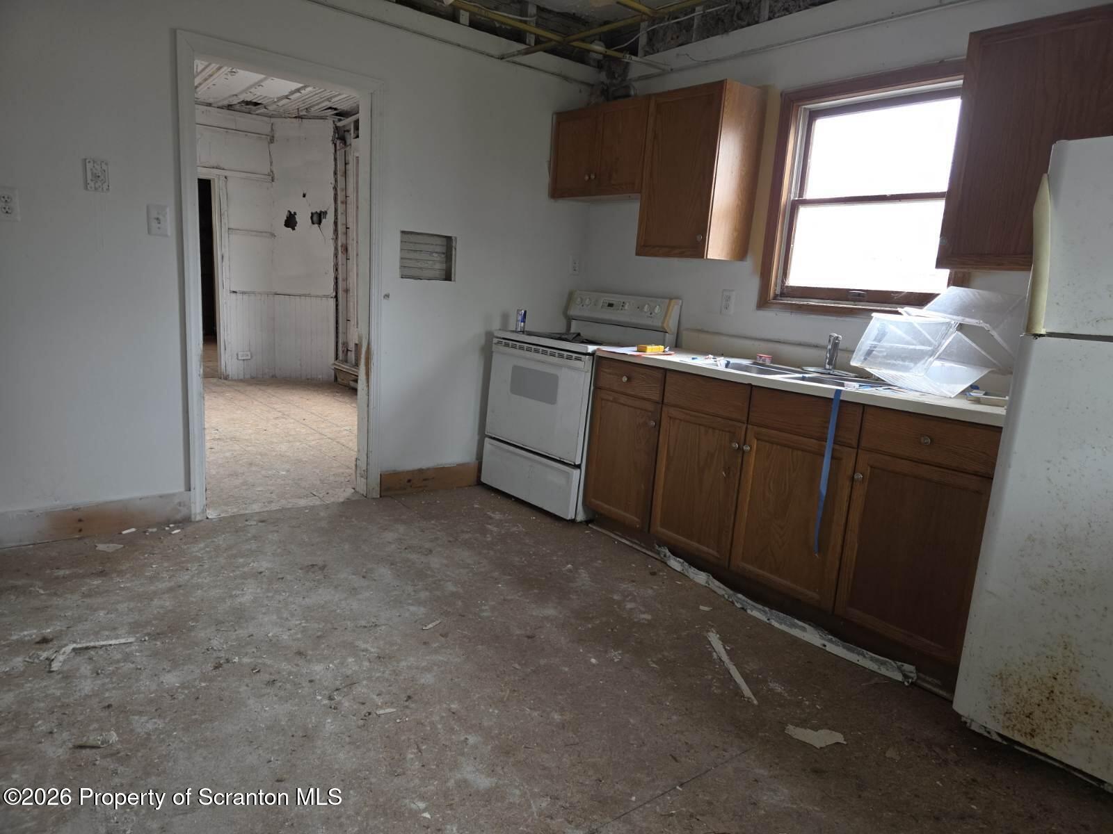 2724 North Main Avenue Scranton, PA 18508 - Photo 9 of 20 2725 Kitchen