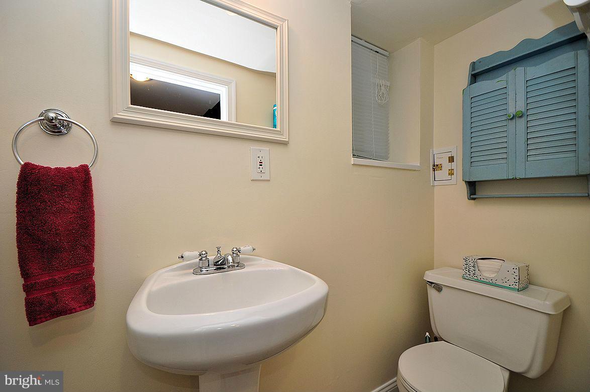 311 Westshire Road Baltimore, MD 21229 - Photo 15 of 21 Bath