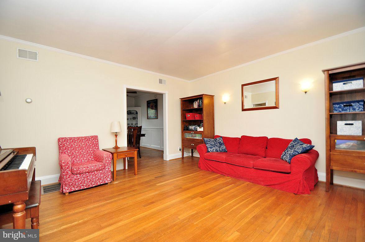 311 Westshire Road Baltimore, MD 21229 - Photo 3 of 21 Living Room
