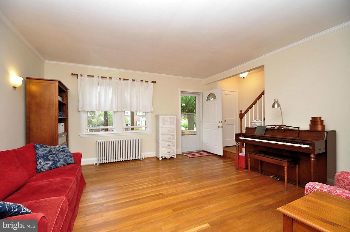 311 Westshire Road Baltimore, MD 21229 - Photo 4 of 21 Living Room