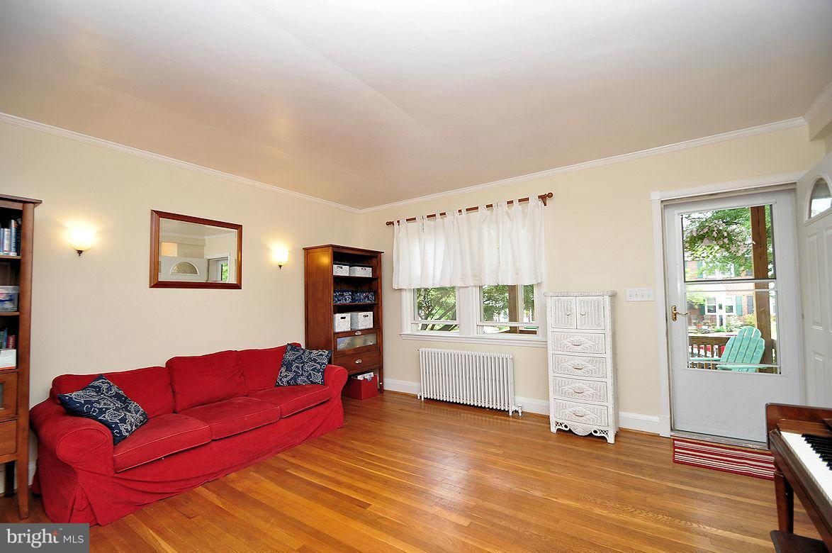 311 Westshire Road Baltimore, MD 21229 - Photo 5 of 21 Living Room