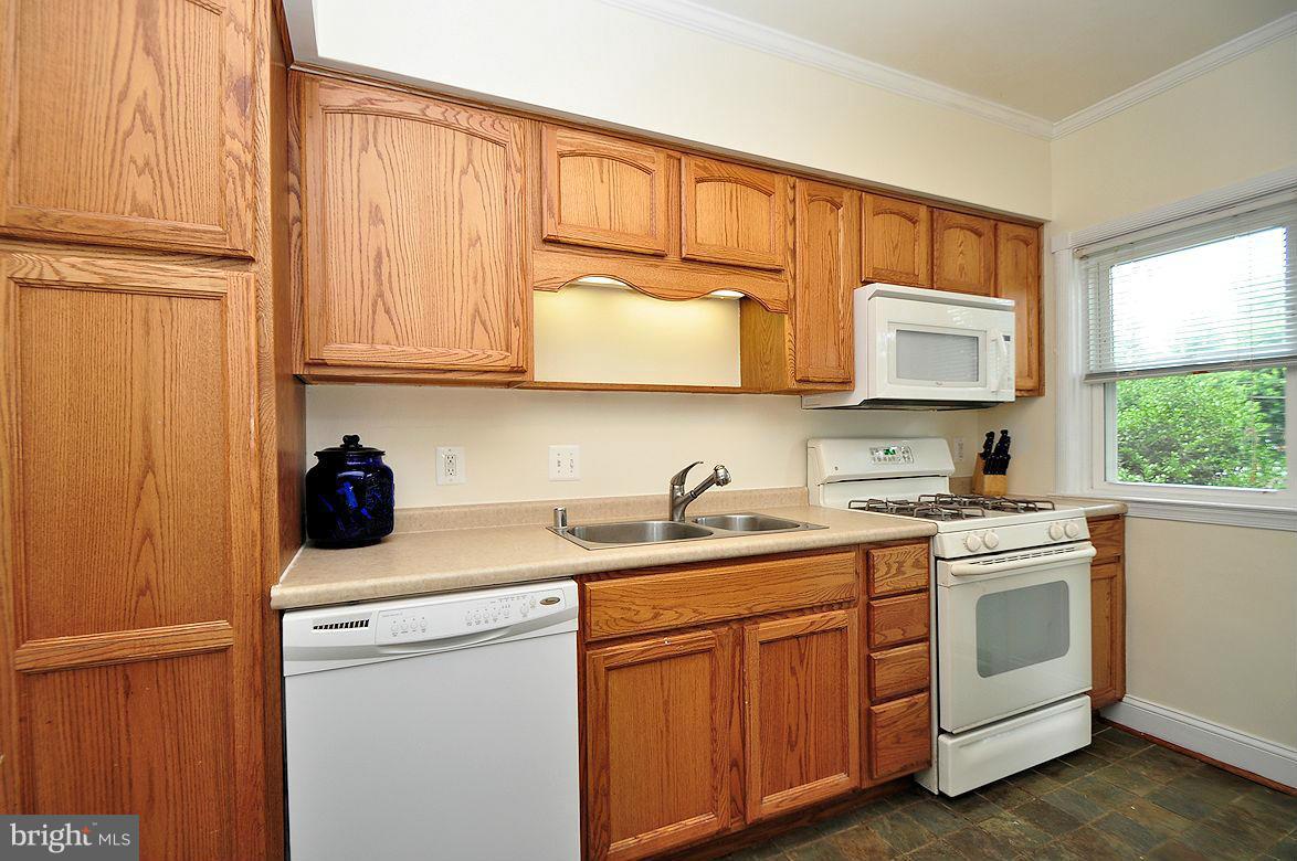 311 Westshire Road Baltimore, MD 21229 - Photo 7 of 21 Kitchen